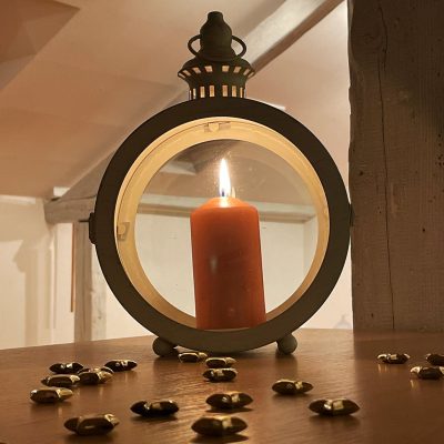 Studio de Yoga dans la lumière d'une bougie