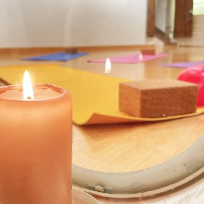 salle de yoga dans le reflet d'une bougie, confortable et lumineuse