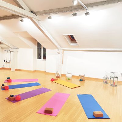 salle de yoga avec ses tapis, spacieuse et confortable